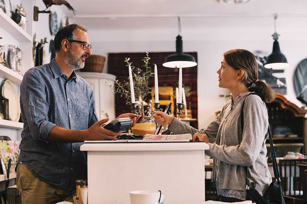 Kvinna handlar i butik